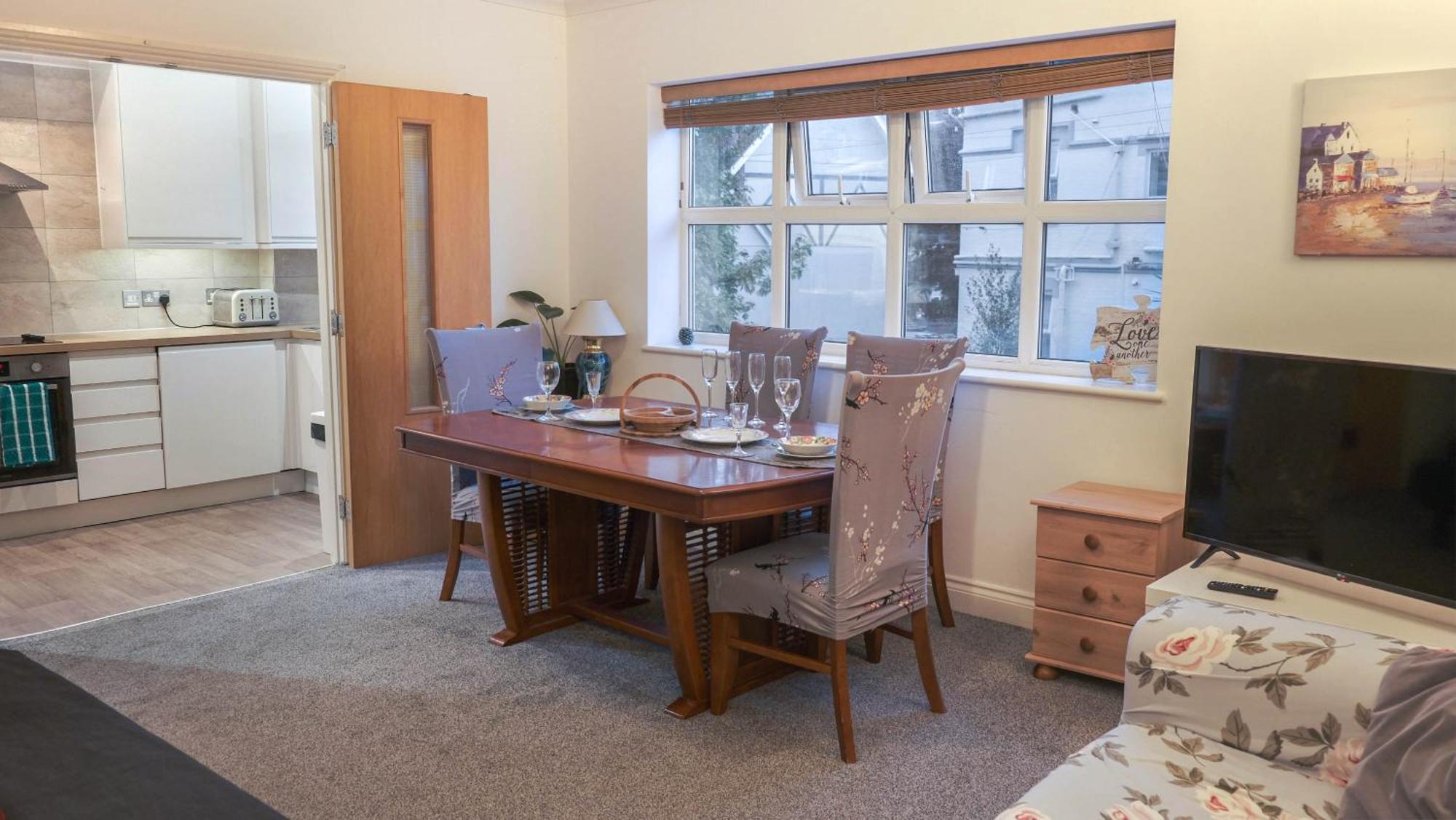 Bournemouth Beachfront Retreat 3 Bedroom 3 Bathroom Seaside B&B With Free Parking 외부 사진